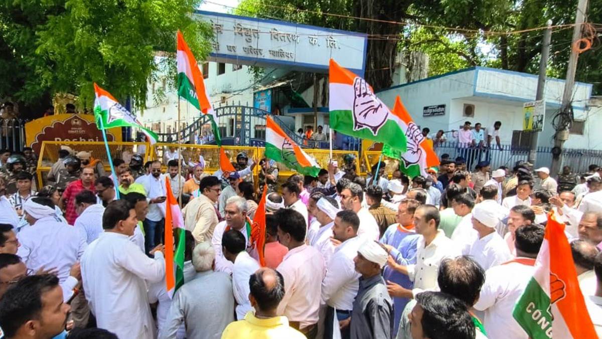 ग्वालियर: स्मार्ट मीटर के खिलाफ रोशनी घर पर कांग्रेस का 'हल्ला बोल', बैरिकेड्स पर चढ़कर किया प्रदर्शन