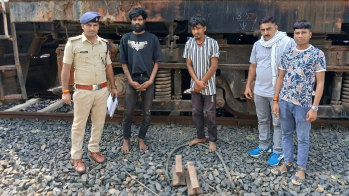 जबलपुर में रेल संपत्ति चुराने वाले गिरोह का पर्दाफाश, तीन आरोपी गिरफ्तार