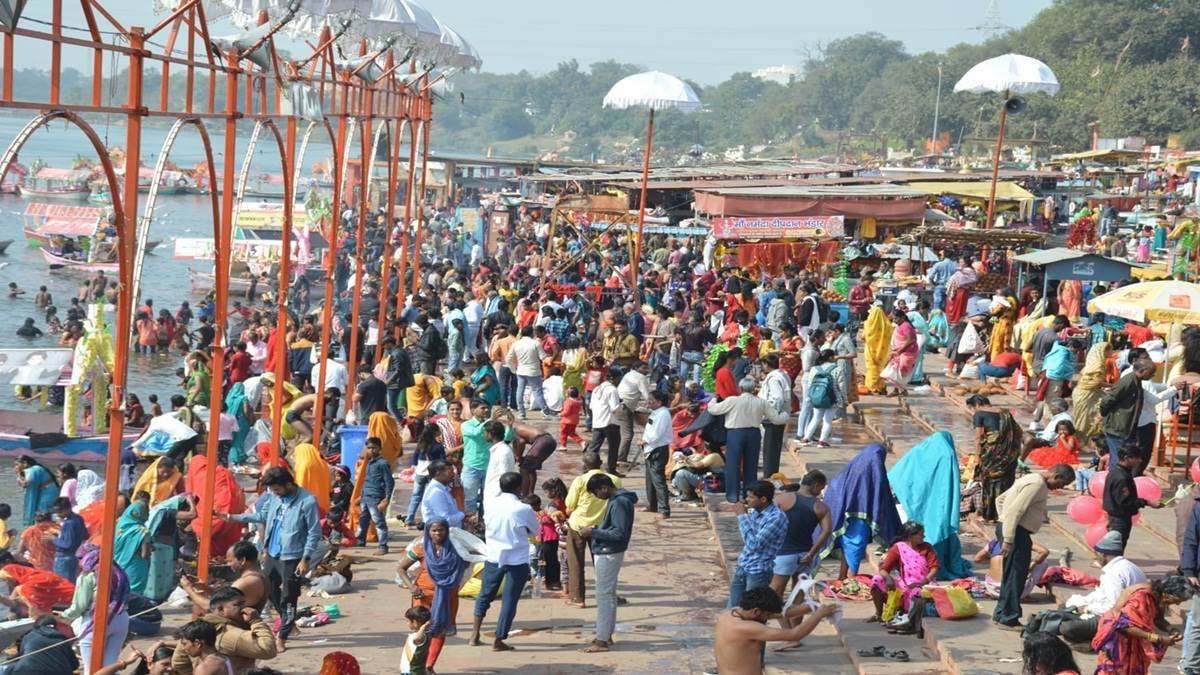 सोमवती अमावस्या पर सुहागिनों ने दिया पीपल को अर्घ्‍य, नर्मदे हर से गूंजे जबलपुर के घाट