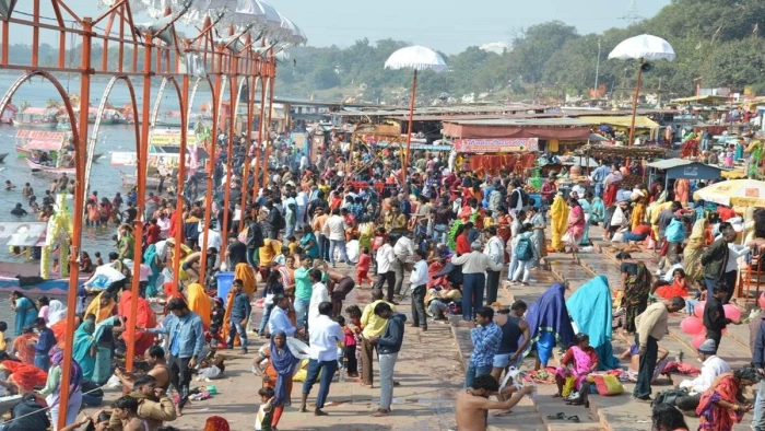 सोमवती अमावस्या पर सुहागिनों ने दिया पीपल को अर्घ्य, नर्मदे हर से गूंजे जबलपुर के घाट