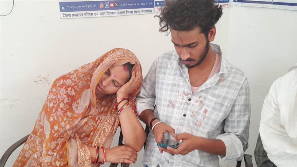 भिंड में ई-रिक्शा रोक महिला का मंगलसूत्र छीना, विरोध करने पर पति-बेटे पर किया पथराव; घायल आरोपी ने खुद को बताया बेगुनाह