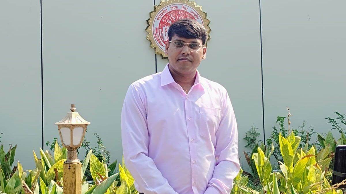 संघर्ष, समर्पण और आत्मविश्वास की प्रेरणादायक कहानी, MPPSC परीक्षा में पूरे प्रदेश में चौथा स्थान हासिल कर नरेंद्र ने रोशन किया बालाघाट का नाम
