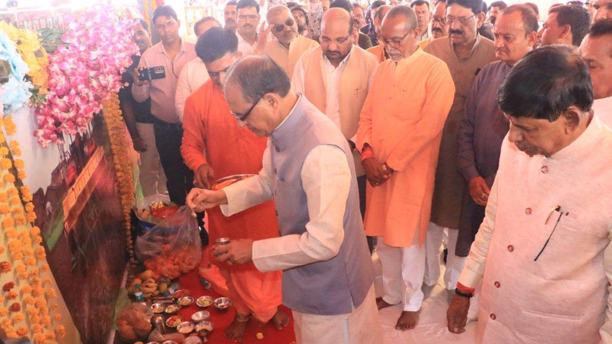 विदिशा बनेगा 'वैज्ञानिक खेती' का नया हब: केंद्रीय कृषि मंत्री शिवराज सिंह ने किया कृषि विज्ञान केंद्र का भूमि पूजन; दाल मिल लगाने पर मिलेगी ₹25 लाख सब्सिडी