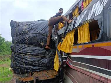 महाकाल से लौटते समय ट्रक से भिड़ी दर्शनार्थियों की बस, दो की मौत
