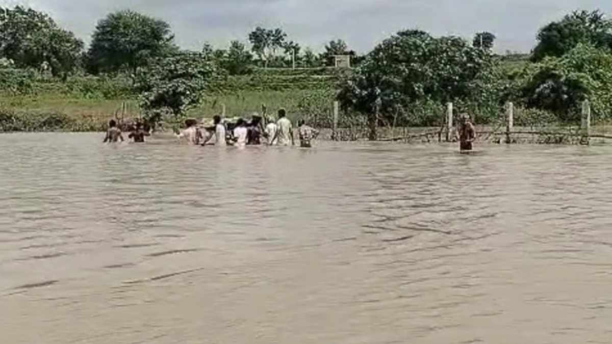 गांव में नहीं थी सड़क तो मायके आई गर्भवती, बीच नदी में तड़पकर दी जान, अंतिम संस्कार के लिए भी 40 किमी का फेरा