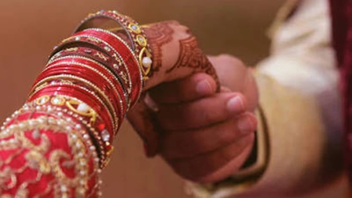 जबलपुर में निकाह से पहले दूल्हे के घर पथराव और तोड़फोड़, दुल्हन के पुराने दोस्त ने की यह हरकत