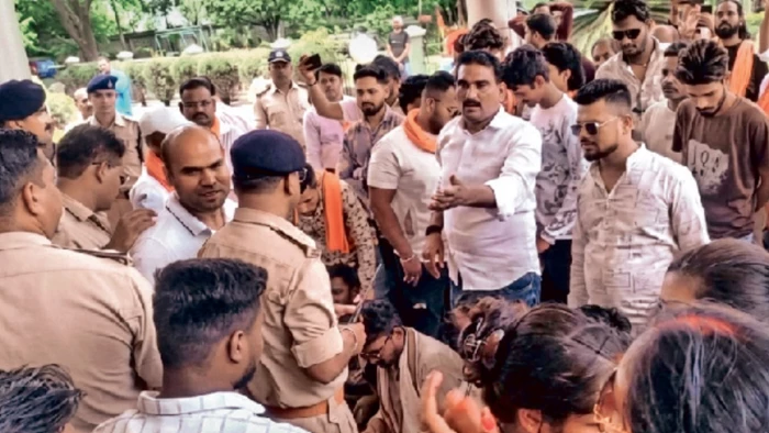 जबलपुर में सेंट अलायसियस स्कूल में मतांतरण के आरोप में हंगामा, हिंदू संगठनों की पुलिस से झड़प
