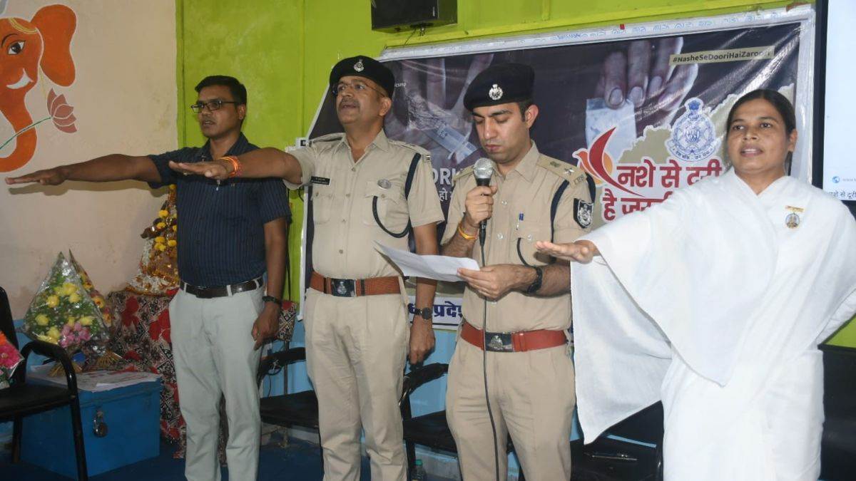 सर, 16 साल के बच्चों को गांजा मिल जाता है, पुलिस को क्यों नहीं? विदिशा में छात्रों के सवालों से घिरे एसपी