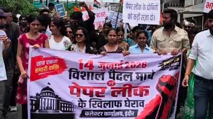 इंदौर में आकांक्षा योजना से वंचित विद्यार्थियों ने मुंडवाए सिर, नीट पेपर लीक का मामला भी उठाया