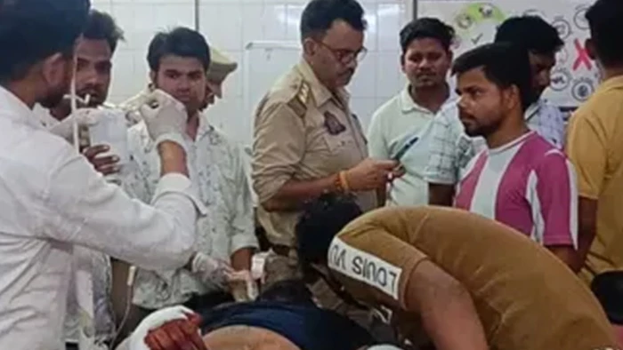 यूपी में भाजपा नेता पर कुल्हाड़ी से  ताबड़तोड़ वार कर युवक के दोनों हाथ काटने का आरोप, मां ने साड़ी से बह रहे खून को रोका