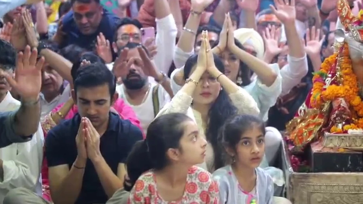 महाकाल का आशीर्वाद लेने पहुंची इंडियन क्रिकेट टीम के कोच गौतम गंभीर, भस्म आरती में हुए शामिल
