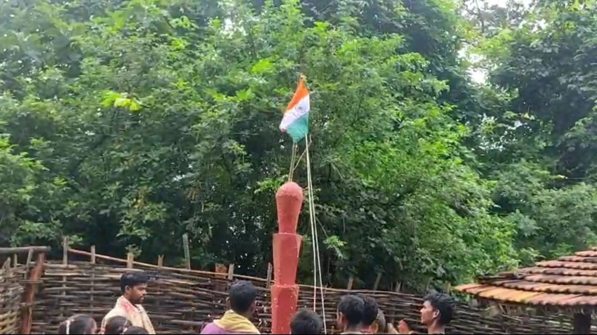छत्‍तीसगढ़ में माओवादियों के स्मारक के ऊपर फहराया तिरंगा, नक्‍सल प्रभावित इलाकों में आजादी का जश्‍न