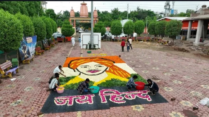 इंदौर में फूलों से सजे शहीद भगत सिंह, 900 वर्गफीट में 200 किलो फूलों से बनाई विशाल रंगोली