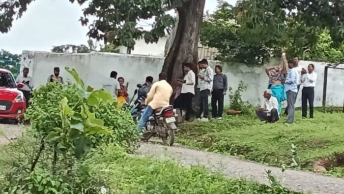 डिजिटल फरमान बनाम जमीनी हकीकत: ई-अटेंडेंस के लिए नेटवर्क का एक-दो घंटे तक इंतजार करते हैं मैहर के शिक्षक