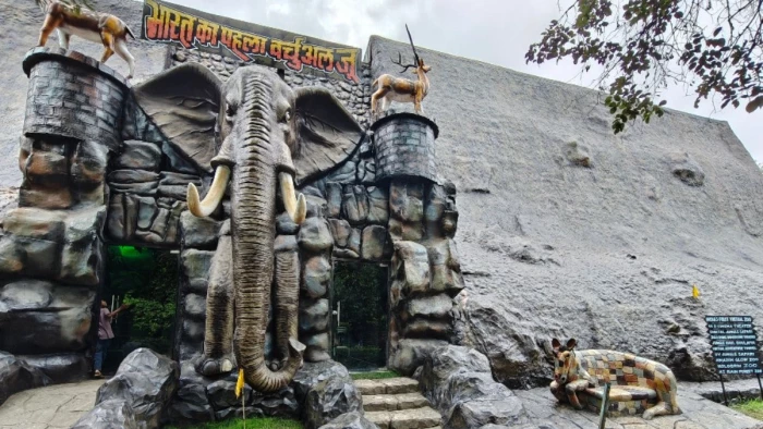 इंदौर के जू में 14डी थियेटर में बीस मिनट का शो देखने के लिए दर्शकों को प्रति टिकिट देना होंगे 70 रुपये