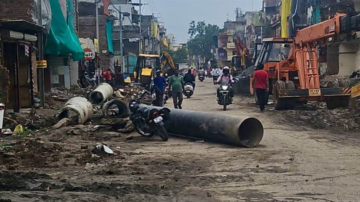 इंदौर में अधूरी सड़क की कैद में आज भी जिंसी, निगम का दावा फेल, परेशान हो रहे रहवासी, आसपास की गलियों में भी गुत्थम-गुत्था हो रहे वाहन