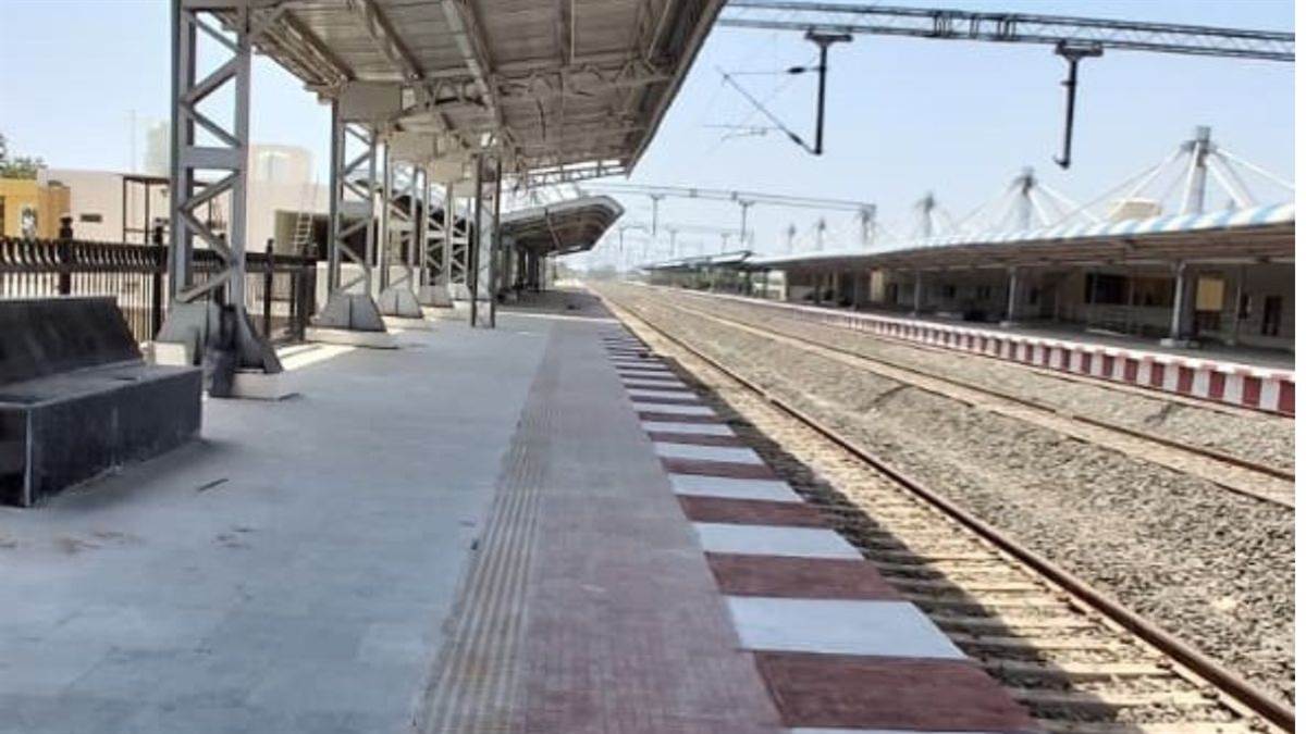 इंदौर-खंडवा रेल लाइन पर काम में तेजी : ओंकारेश्वर रोड रेलवे स्टेशन पर इंजन चलाकर किया सफल परीक्षण
