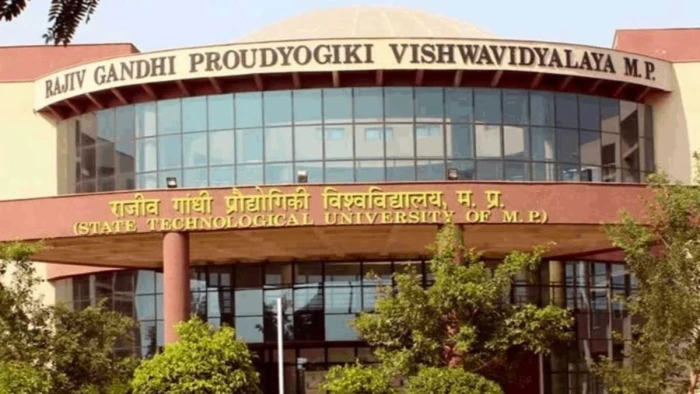 RGPV में अयोग्य कंपनी को दिया गोपनीय पेपर छपाई का ठेका; भोपाल में छात्रों का हंगामा, CBI जांच और परीक्षा नियंत्रक को हटाने की मांग
