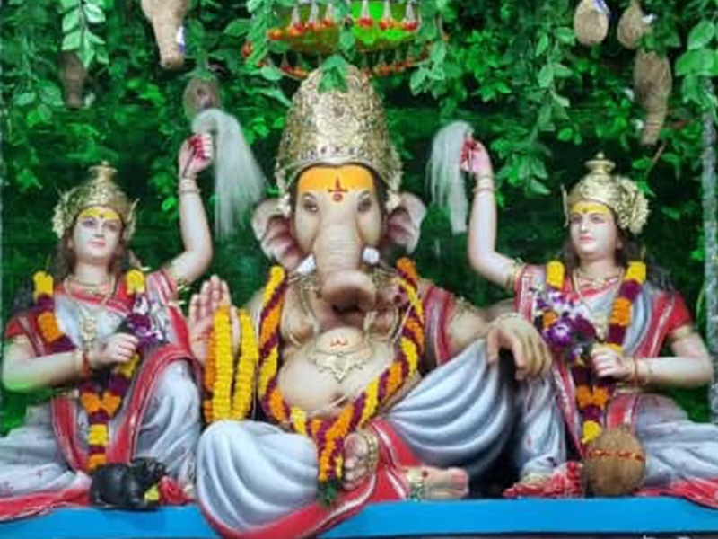 Ganesh Chaturthi 2021: रायपुर में यहां गणपति को रोज पांच घंटे पहनाया जाता है 35 लाख का मुकुट - Here in Raipur Ganpati is worn for five hours every day a crown of 35 lakhs