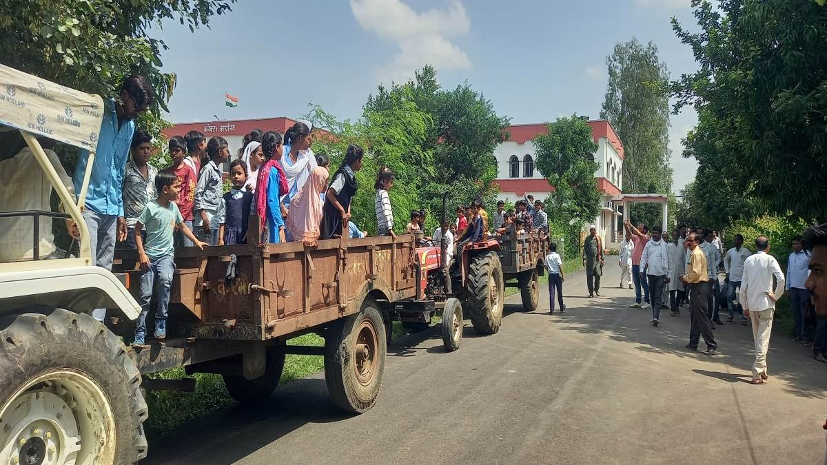 Sehore में शिक्षक का ट्रांसफर रुकवाने ट्रैक्टर-ट्राली से पहुंचे छात्र