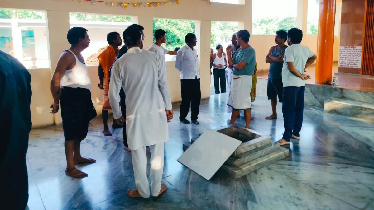 Vidisha News: ग्यारसपुर के तीन मंदिरों में चोरी, चांदी के मुकुट चुराकर ले गए बदमाश, पुजारी की गर्दन पर कुल्हाड़ी रखकर की वारदात