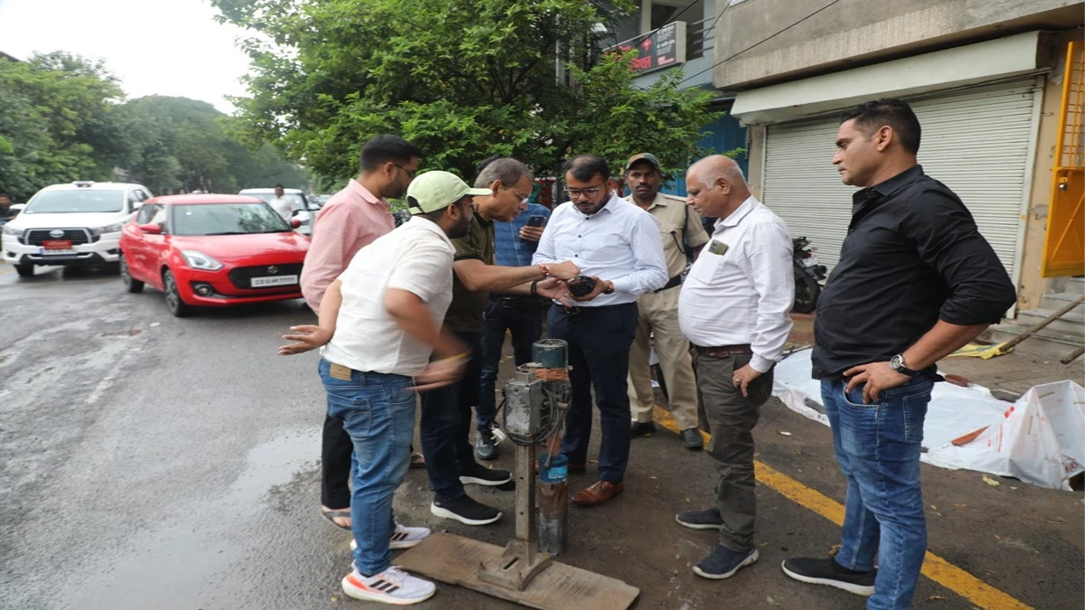 स्मार्ट सिटी परियोजना के तर्माण कार्यों की गुणवत्ता जांचने मशीन लेकर निकलें निगम कमिश्नर