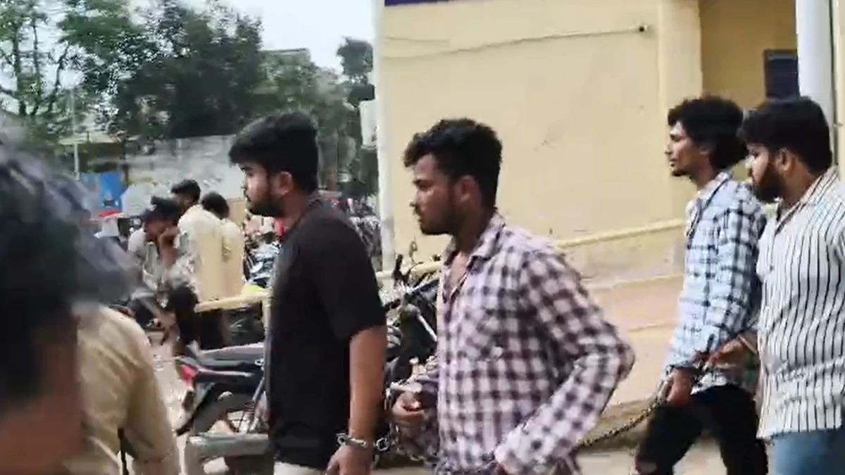 'तुम ठुल्ले रोकने वाले कौन' चार युवकों ने आरक्षक को मारे थप्पड़, वर्दी भी फाड़ी