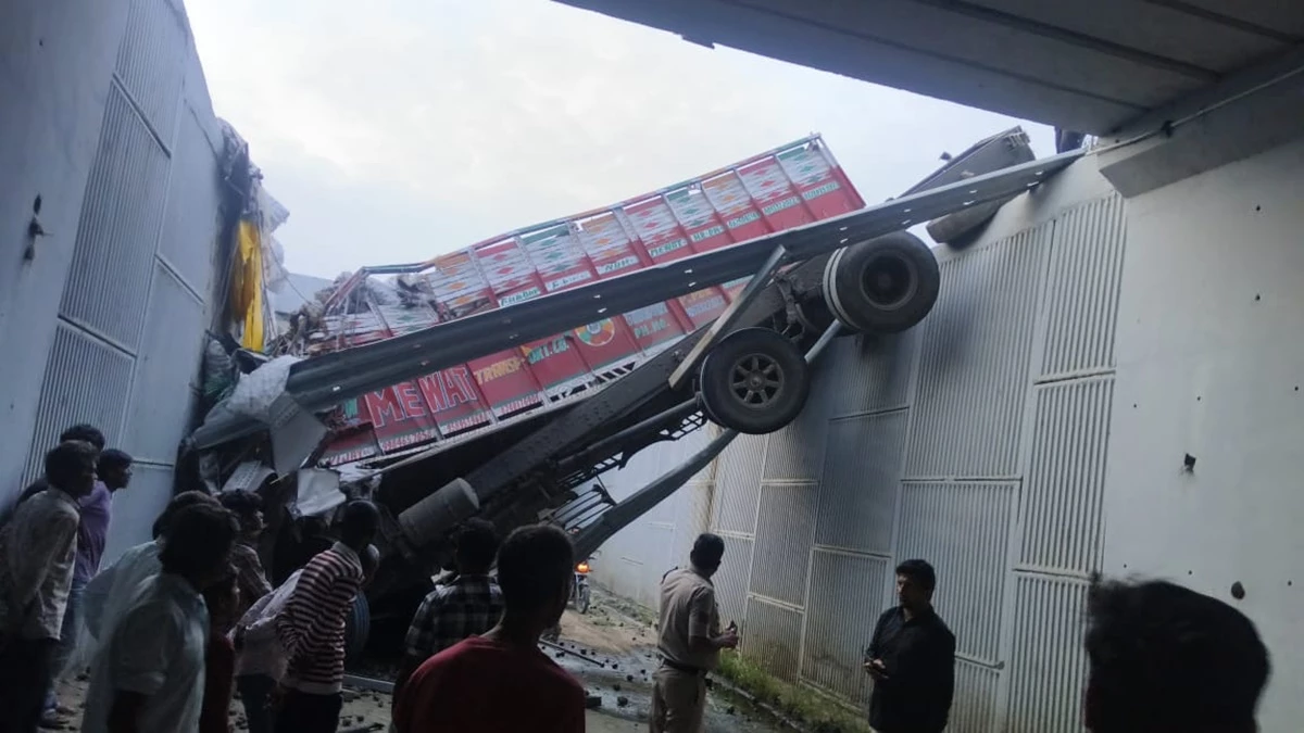 रतलाम में दिल्ली–मुंबई एक्सप्रेस वे पर रेलिंग तोड़कर नीचे गिरा ट्रक, दो लोगों की मौत