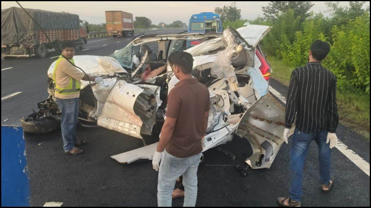 दिल्ली-मुंबई एक्सप्रेसवे पर भीषण हादसा, ट्रक में पीछे से घुसी कार, उड़े...