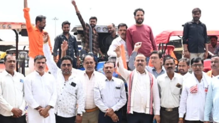 जबलपुर में किसानों ने ट्रैक्टर रैली निकालकर भरी हुंकार, बोले-नहीं चाहिए भावांतर