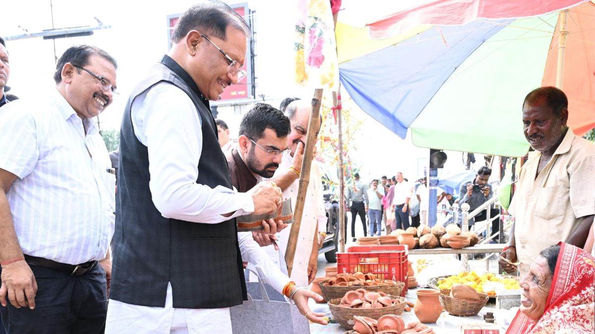 सीएम विष्णु देव साय ने सड़क किनारे पहुंचकर मीरा से खरीदा ‘आशीर्वाद का दीया’, ₹1000 देकर किया स्वावलंबन का सम्मान