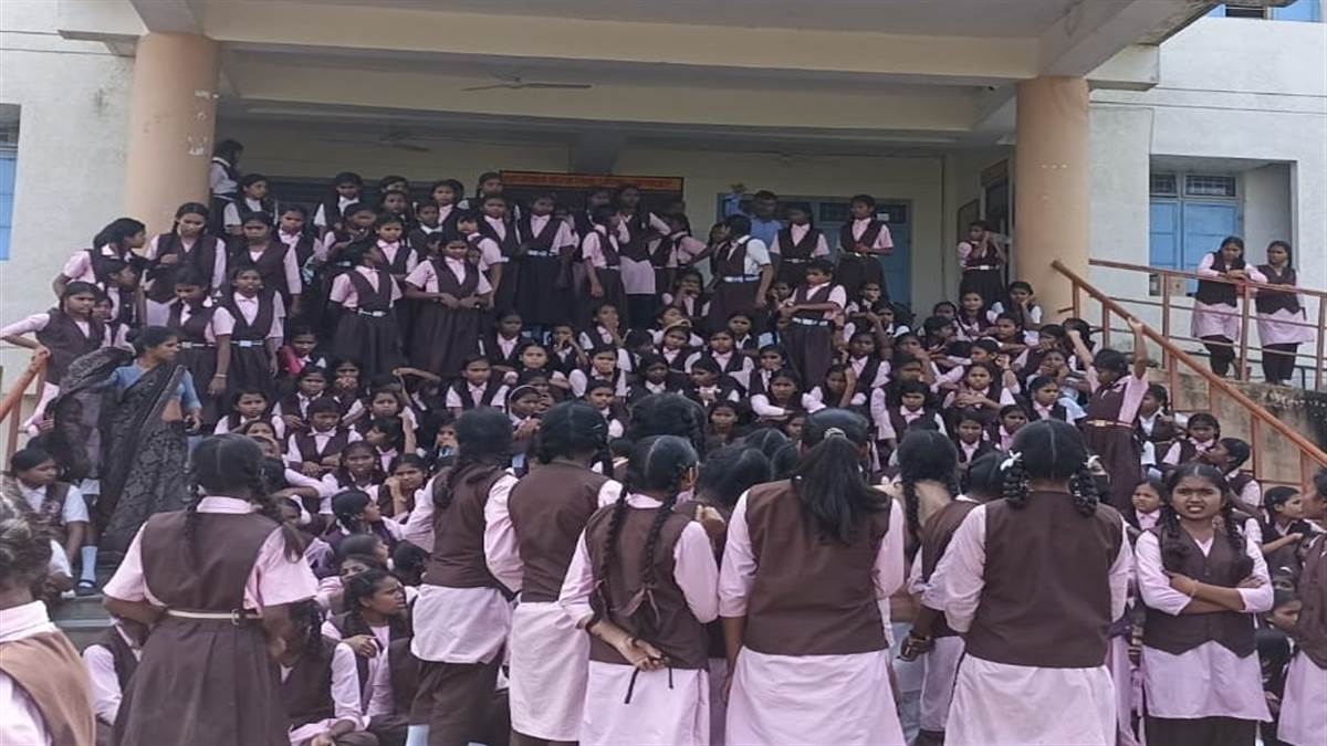 Balaghat School News : अचानक छात्राएं लगाने लगीं नारे, प्राचार्य वापस जाओ