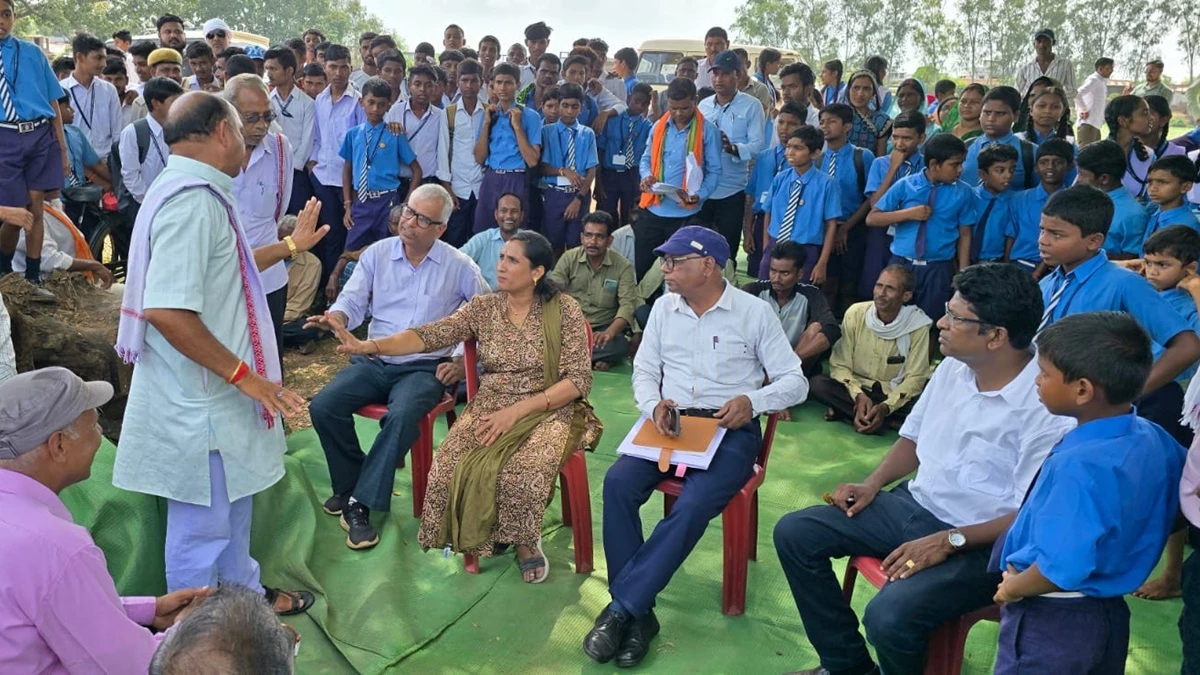 शिक्षकों मांग को लेकर छात्रों संग पैरेंटस ने किया प्रदर्शन तो SDM ने पूछा- कौन से पार्टी से हो, अगर भाजपा के हो तो चुप रहो, ग्रामीण हुए आगबबूला