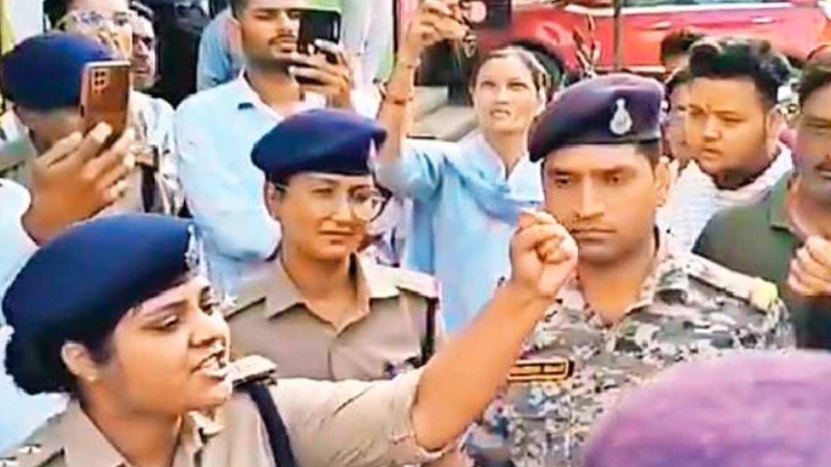 ग्वालियर में महिला डीएसपी हिना खान की सूझबूझ, सनातन विरोधी कहने पर लगाए जय श्रीराम के नारे
