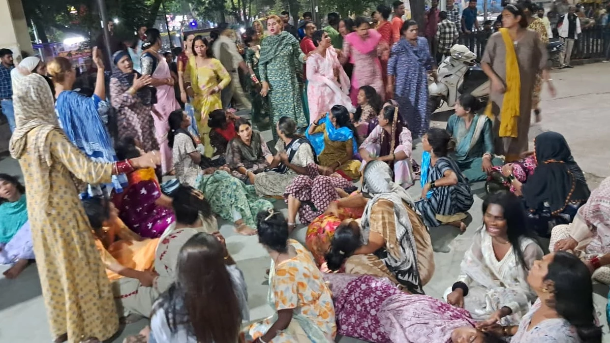 इंदौर में किन्‍नरों के दो गुट आपस में भिड़े... 24 ने फिनाइल-पेट्रोल पिया, देर रात हंगामा के बाद केस दर्ज, देखें वीडियो