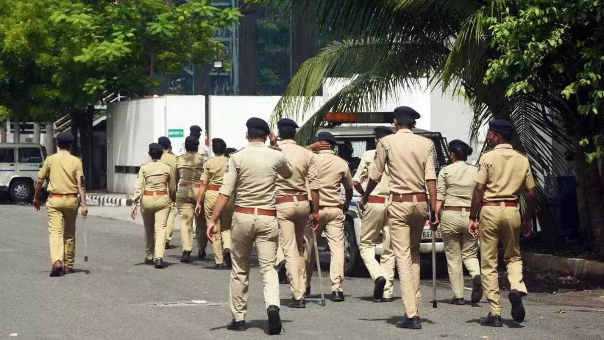 रीवा में ताक पर कानून, थाने के सामने पुलिसकर्मी से अभद्रता, वर्दी उतरवाने की दी धमकी