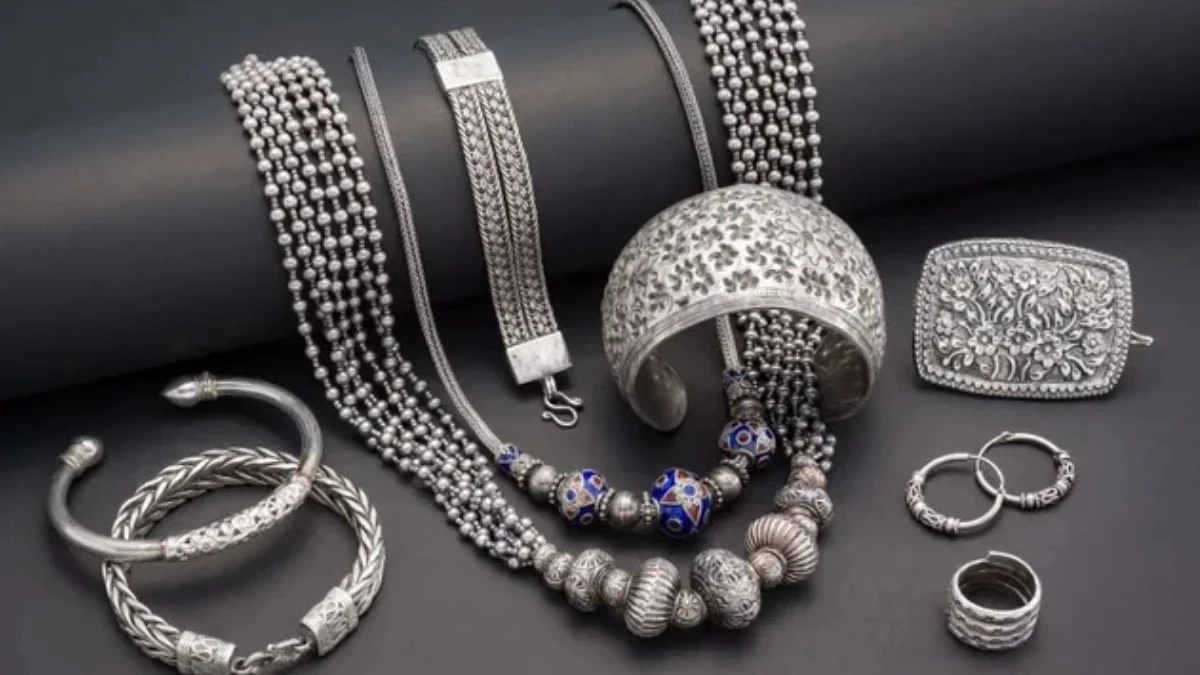 इंदौर सराफा बाजार में चांदी 2000 रुपये टूटी, सोना 200 रुपये और मजबूत