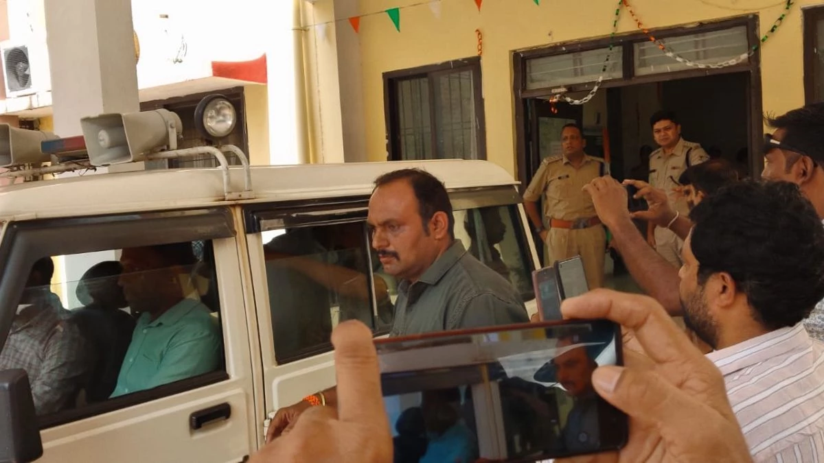 Hawala Loot Case: एसडीओपी पूजा पांडे समेत 10 पुलिसकर्मी गिरफ्तार, SIT आरोपियों को लेकर कोर्ट पहुंची