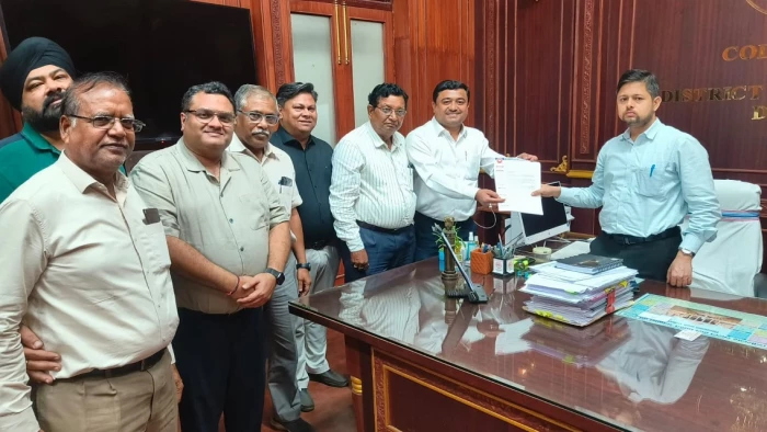 भिलाई इंडस्ट्रियल एरिया में सैकड़ों उद्योगों के सामने मंडरा रहा तालेबंदी का संकट, कलेक्टर से मिले व्यापारी