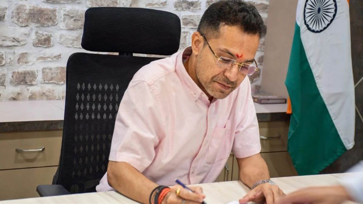 बालाघाट के नवागत कलेक्टर आदित्य सिंह ने संभाला पदभार, स्वास्थ्य सेवाओं की टटोली नब्ज; बोले-महामारी पर फोकस