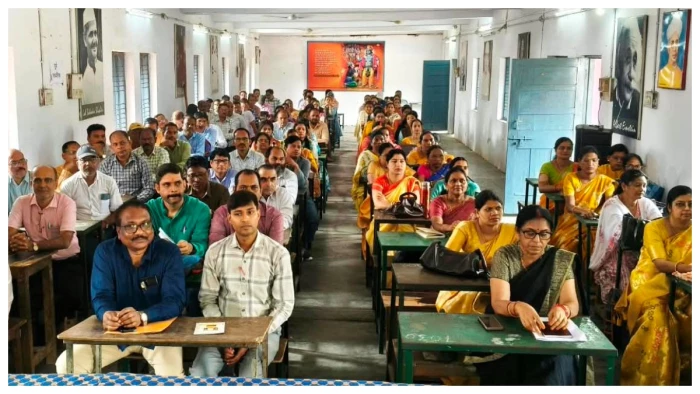 कक्षा में मोबाइल लेकर पढ़ाने वाले शिक्षकों पर गिरेगी गाज, सूरजपुर DEO ने दी दो-टूक चेतावनी, होगी कड़ी कार्रवाई