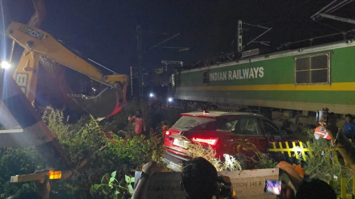 रतलाम में बड़ा ट्रेन हादसा टला... फाटक में फंसी कार से टकराई हिसार-खड़की एक्सप्रेस, गेटमैन पर नशे का आरोप