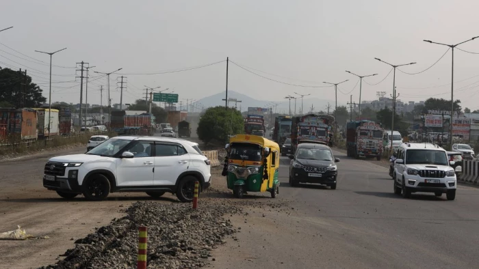 इंदौर-देवास बायपास पर डिवाइडर अधूरे, लाइटिंग नहीं लगी, फिर भी MR-10 फ्लाईओवर की दूसरी भुजा से यातायात शुरू