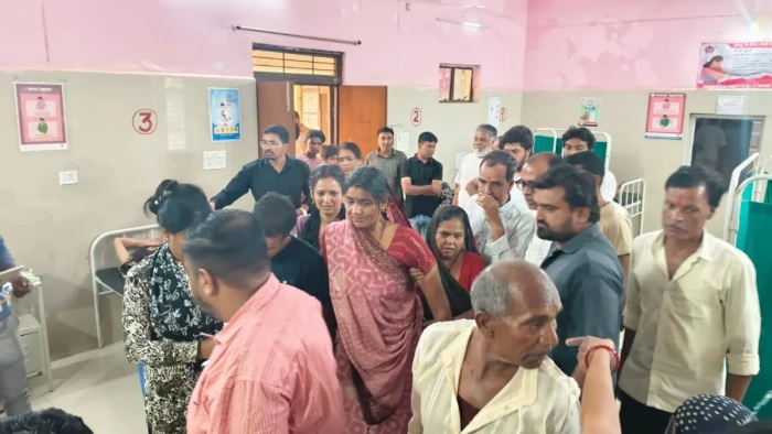 मंदसौर के कचनारा में दावत का खाना बना 'जहर', एक ही गांव के 25 लोग बीमार, अस्पताल में कराया गया भर्ती