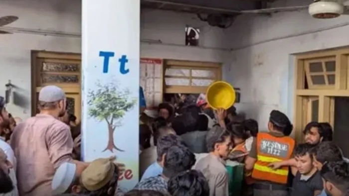 पाकिस्तान में स्कूल की छत गिरने से 29 की मौत, मरने वालों में 13 साल से कम उम्र के 28 बच्चे शामिल