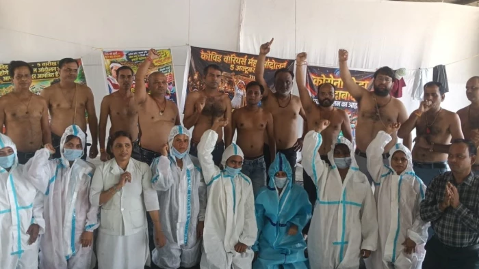 भोपाल में स्वास्थ्यकर्मियों का अनोखा विरोध... पुरुषों ने अर्धनग्न तो महिलाओं ने PPE किट पहनकर जताया आक्रोश