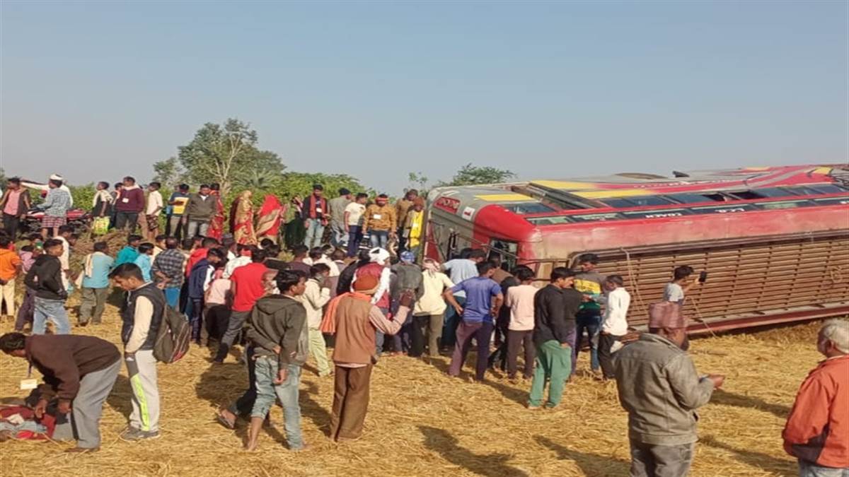 Accident in Katni राष्ट्रपति के कार्यक्रम में शहडोल जा रही बस पलटी Chartered Bus Katni To Shahdol