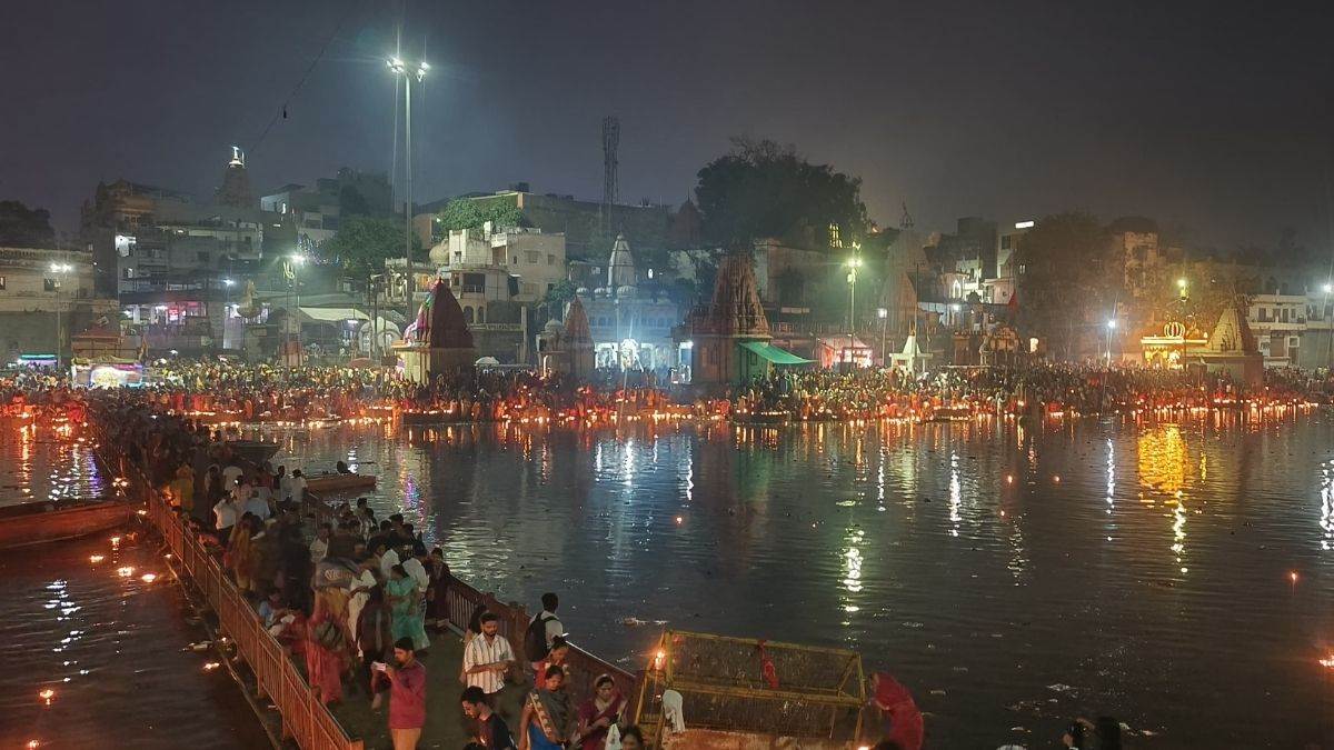 उज्जैन में कार्तिक पूर्णिमा पर शिप्रा नदी में हुआ दीपदान, श्रद्धालुओं ने मोक्षदायिनी में लगाई आस्था की डुबकी