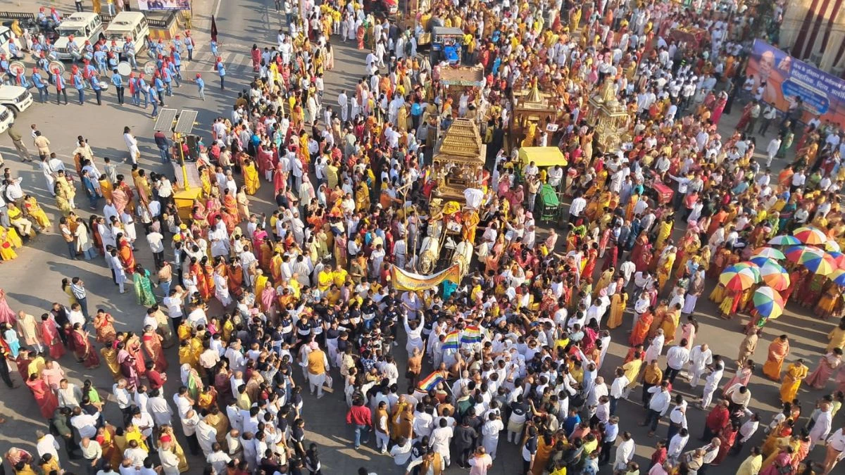 इंदौर में निकली सोने, चांदी और काष्ठ से बने 108 रथों की यात्रा
