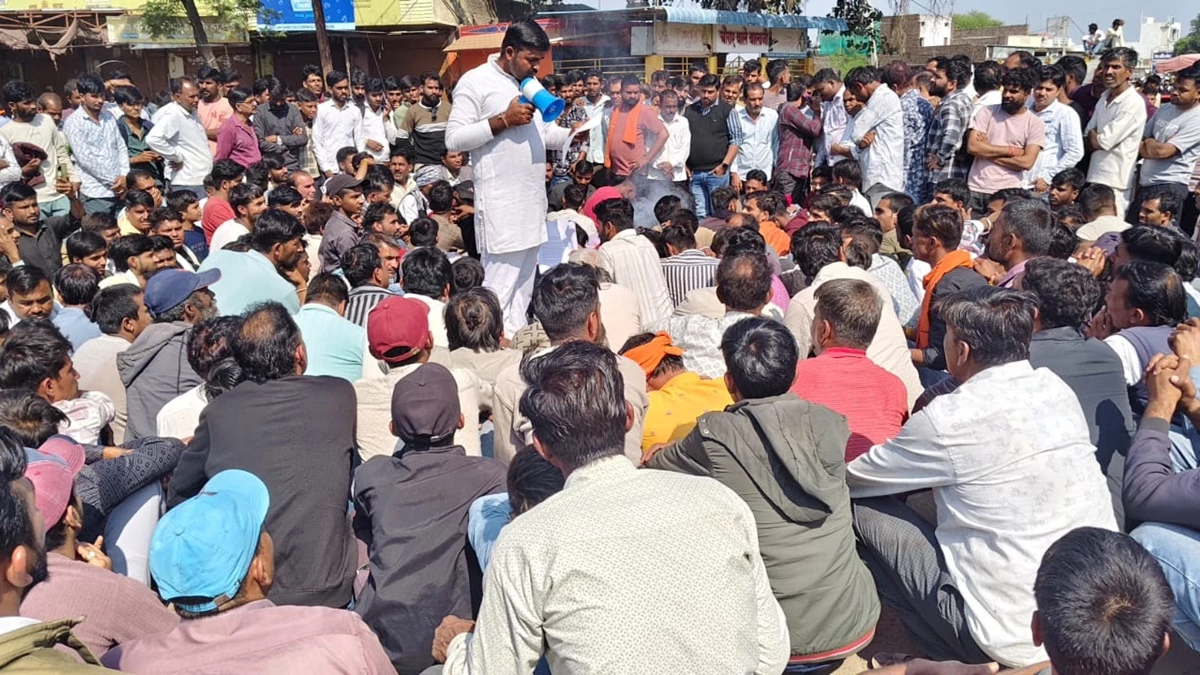 मंदसौर के सुवासरा में युवक द्वारा आत्महत्या करने के बाद चक्काजाम, आरोपी भाजपा नेता का मकान तोड़ने की मांग